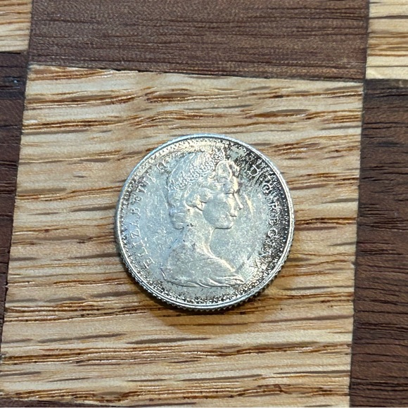 Canadian Centennial 10 Piece Coin featuring Queen Elizabeth & a mackerel fish - Picture 4 of 5